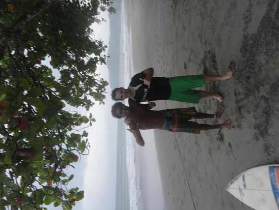 Eric, unser Surflehrer... ist zwar immer bekifft, geht aber richtig ab und ist witzig