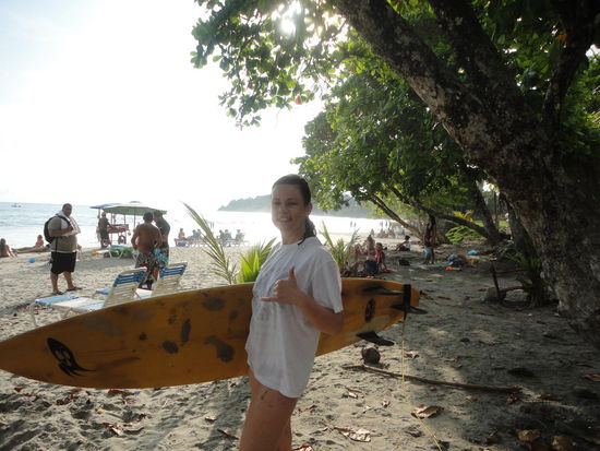 Nadja auf dem Weg ins Wasser mit unserem Shortboard (kürzesten Boards mit wenig Auftrieb, dafür aber viel Flexibilität)...extrem schwer zu surfen, konnten aber trotzdem sehr viel lernen