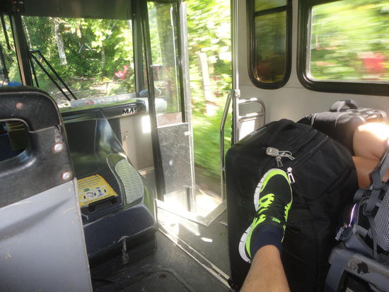 Erster Bus Richtung Quepos HB - 15 Minuten - die offene Türe bringt ein bisschen "kühle" Luft in unsere Gesichter