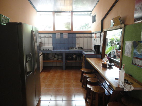 Unser Hostel - Die Küche mit fettem Funktionskühlschrank