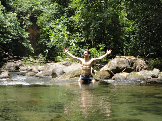 Kleine Abkühlung in einem der Naturpools