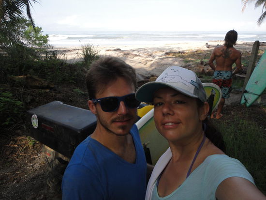 08:00 morgens...kurz vorm Surfen und einer meiner bisher schlimmsten Erfahrungen im Wasser! Wenn die Strömung bei Flut einen in Richtung Felsen treibt und die Wellen im Abstand von Sekunden von hinten über einen zusammenbrechen, ist der einzige Ausweg "paddeln" was das Zeug hält!