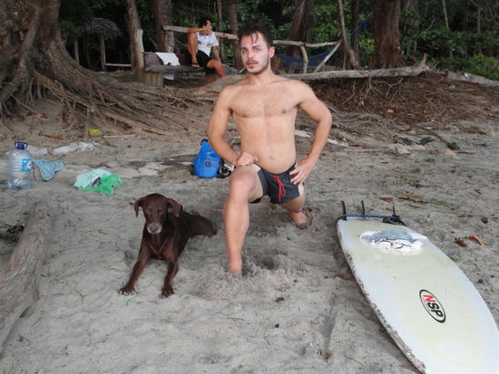 Die Hunde folgen und begleiten uns täglich am Strand wie auch schon in Montezuma. Selbst beim Stretching sind sie dabei...