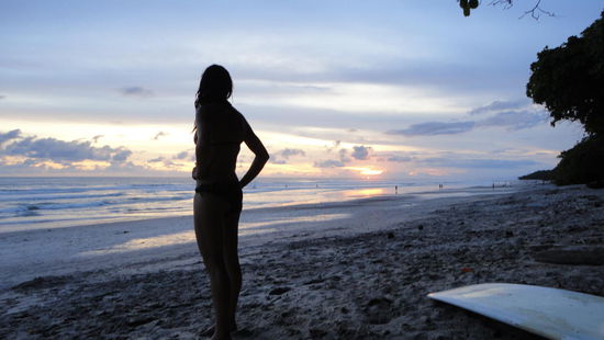 Unser Surfspot in Santa Teresa bei Sonnenuntergang.