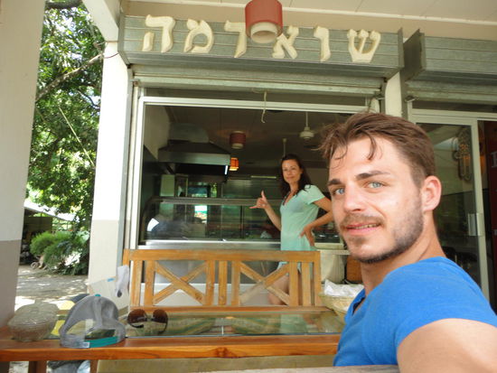 Unsere Pita-Bar macht uns jeden Tag zu Mittag mit leckeren Chicken Pitas und tollem Hummus glücklich.