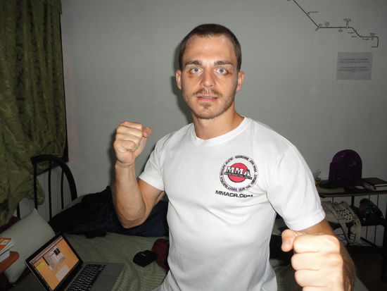 Mit neuem T-Shirt von Sensei Milton von MMA Costa Rica und neuer "Frisur"! ... und etwas angeschlagen vom Sparring, aber sehr glücklich