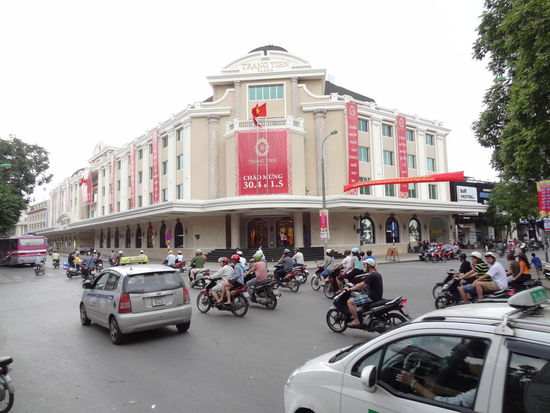 Strassenverkehr...  und hier dann einmal quer drueber...