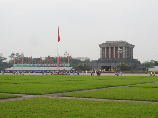 Ho Chi Minh Mausoleum und im Vordergrund ca. die ersten 2% der Warteschlange...