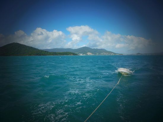 Hinter uns das Dinghi.