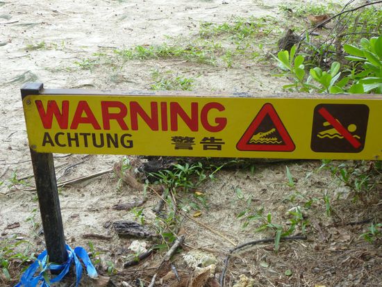 Warum steht das da wohl auch in Deutsch? Sind die Deutschen besonders gefaehrdet, weil sie so lecker schmecken?