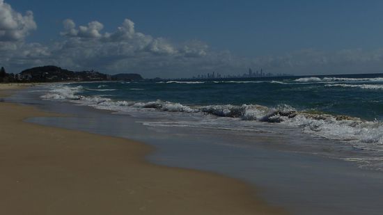 Der Strand von Coolangatta. Was wie Metropolis aussieht, ist Surfers Paradise.