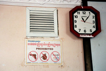 Schild in der Hotellobby - Da weiß man wenigstens was man am Ort zu erwarten hat (Hotel "Australia," Siem Reap, Kambodscha)