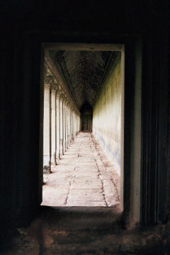 Diese Wandelhalle zieht sich innerhalb der Außenmauer um den ganzen Komplex (wie gesagt 1300 x 1600 m)