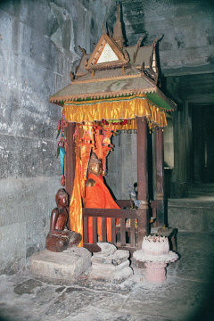 Innerhalb der Wandelhalle finden sich immer wieder Buddhafiguren