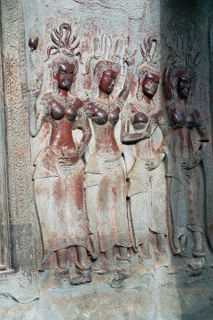 An den Wänden zahlreiche - aus der hinduistischen Gründungszeit stammende Reliefs.