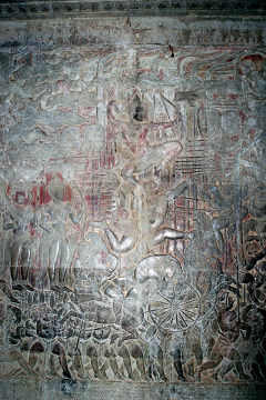 Im Inneren gibt es auch extrem lange Reliefs, die Geschichten aus dem Mahabharata darstellen. Dem längsten Epos der Welt angemessen, sind diese auch extrem lang (dieses hat ca. 40m und geht und die Ecke weiter).