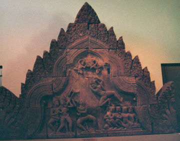Sandsteinpediment (Giebeldreieck) den Kampf Bhimas mit Duryodhana zeigend (Mahābharata)
