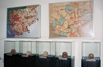 Die im Hintergrund sichtbare Abbildung einer Karte ersetzt das Original aus echten Schädeln, das man dort in den 1990ern ausgestellt hatte, weil einige sensible Besucher das nicht ertragen konnten. Auch ist der Schädelhaufen, der 1991 von George aufgenommen wurde und als Titelbild für meine Broschüre "Fight Back" (für Sprachlehrer in Japan; archiviert auf [verweis=FightBackHowToScrewYourEmployersAfterTheyScrewedYou]archive.org[/verweis]) diente, nicht mehr vorhanden.