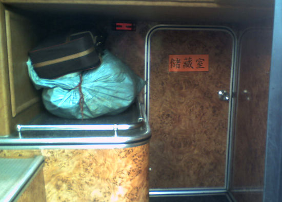 Toilette im "Made in China"-Luxusbus unter den Sitzen. Deckenhöhe ganze 1,20 m.