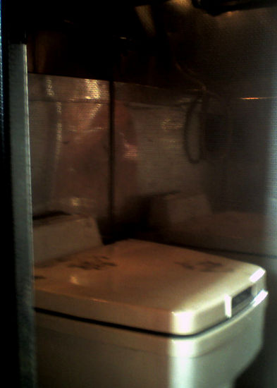 Toilette im "Made in China"-Luxusbus unter den Sitzen. Deckenhöhe ganze 1,20 m.