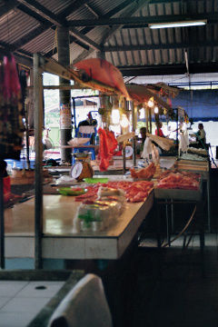 Frischfleisch am Markt von Lamai bei 30 Grad. Beachte die rotierenden Papierstreifen, die geschickt an den Lampen angebracht, wie ein Ventilator die Fliegen verscheuchen.