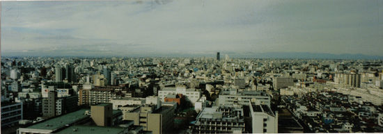 Tokio von oben. An einem der wenigen Tage im Jahr, an denen die Luft klar genug ist, bis zum Fuji (50 km; halb-links) zu sehen. Das bedrohliche schwarze Hochaus ist das nationale Polizeihauptquartier.