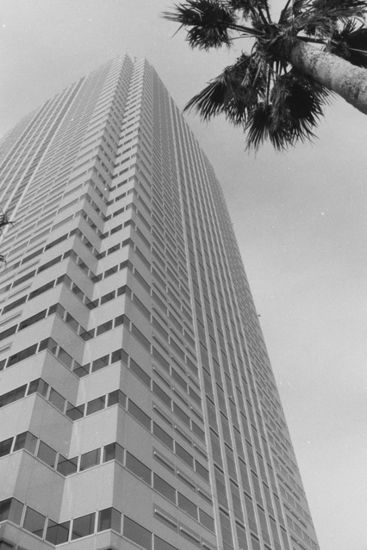 Ein Turm des neuen Rathauses (vollendet 1992).