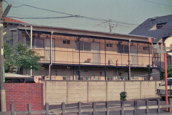 Typisches Apartment-Wohnhaus (Baujahr um 1970). Dies hier in Matsubara, Stadtteil Setagaya (heute abgerissen und Parkplatz).