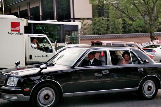 Ihro kaiserliche Hoheit geruhen mir huldvoll zuzuwinken (Das war fast so geil, wie damals, als mir, in einem Sushi-Restaurant, Bayerns fähigste Hotelfachfrau - die sich als Kultusministerin tarnte - in Begleitung Ihrer Privatschulen besuchenden Söhne, zugenickt hat.)