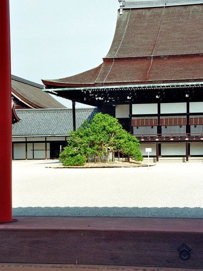 Der heilige Tachibana-Baum (Mandarine), mit weitzurückreichender mythischer Bedeutung, vor dem Shishiden, der Krönungshalle (die letzmalig 1912 für den Taisho-Tenno als solche genutzt wurde).
Auf dem Dach aus der Rinde eines speziellen Baumes gefertigte kleine Schindeln, die mit hölzernen Stiften zusammenge"nagelt" werden.