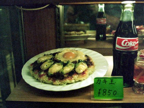 Austern und Spiegelei auf Okonimiyaki, einer Art Pfannkuchen mit Weißkraut.
