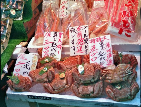 Krabben, ein nicht billiges Festmahl - Die im Hintergrund sichtbaren werden gerne ausgezuzelt und gelten als Delikatesse. Ihr Typ Fleisch war die Vorlage für das künstliche "surimi," ein übles Industrieprodukt, das es seit einigen Jahren leider auch schon bei uns gibt.