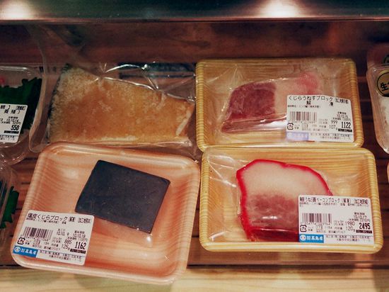 Japan und Norwegen sind die einzigen beiden Länder der Welt, die noch Walfang betreiben. Japan beschränkt sich "zu wissenschaftlichen Zwecken" auf 1000 Zwergwale (2-3 t pro Tier) pro Jahr. Jedermann kann dann im Kaufhaus erforschen wie das schmeckt (das rote Walfleisch ist ziemlich unbeliebt, weil die minderen Qualitäten, die stark riechen, in den 50- und 60ern oft als Schulspeisung serviert wurden).
