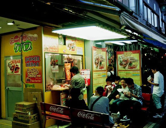 Aber im Zweifelsfall hilft immer noch internationale cuisine: DÖNER ohne alles! Wem das nicht schmeckt bleibt drei Mal täglich gekochter weißer reis ohne Salz.