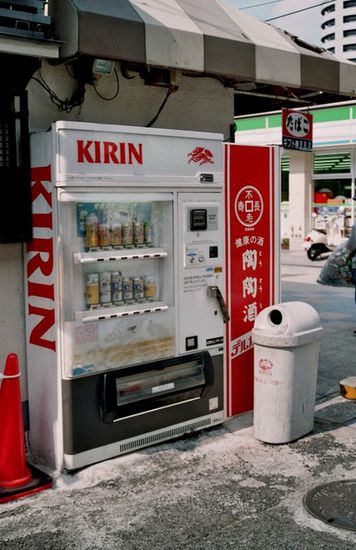Bierautomat, aus Tokio ganz verschwunden, sonst selten geworden. Offiziell mit Abschaltautomatik um 23 Uhr, aber in jedem Viertel weiß man einen, bei dem die Uhr nicht so ganz genau geht ...