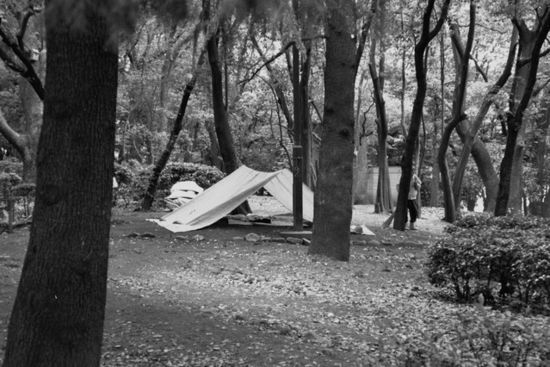 So haust man ordentlich im Park. (Ueno-koen, Tokio)