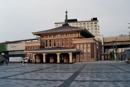 Kein Tempel, sondern das Fremdenverkehrsamt von Nara neben dem Hauptbahnhof.