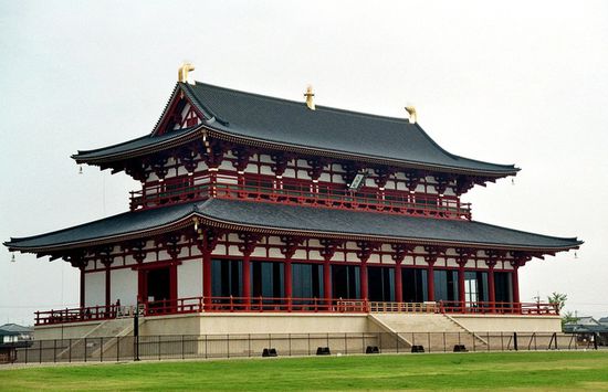 Historisierender Nachbau Daigoku-den auf den ursprünglichen Fundamenten, zum 1300jährigen Stadtjubiläum der Residenz. Nachdem keine Zeichnungen erhalten sind, hat man - erbebensicher - sich an Vorbildern der späteren Jahrhunderte orientiert. Innen ein Museum.