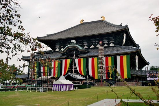 Die große Buddha-Halle Daibutsuden geschmückt aus Anlaß der Inthronisation der letzten weiblichen Kaiserin vor 1250 Jahren (2010).