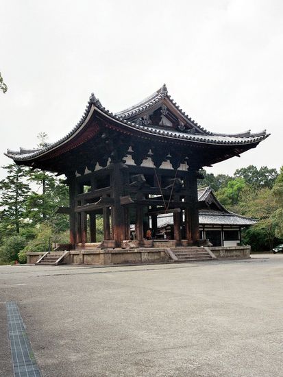 Die große Glocke des Todasi-ji. Geschlagen wird mit dem seitlichen Klöppel. Gewicht 28 t.