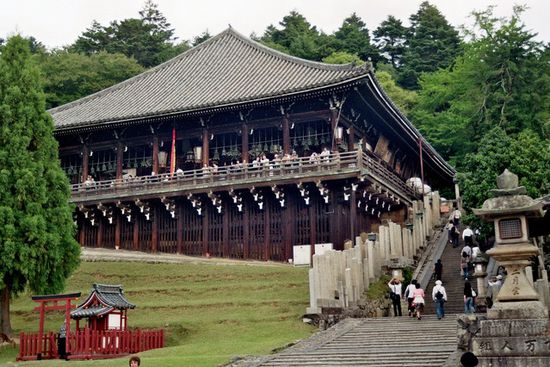 Der Nigatsu-do, ein Nebentempel im Todai-ji-Komplex. Bekannt für sein jähröliches Feuerritual. Hoch am Hang hat man einen guten Blick über ganz Nara.