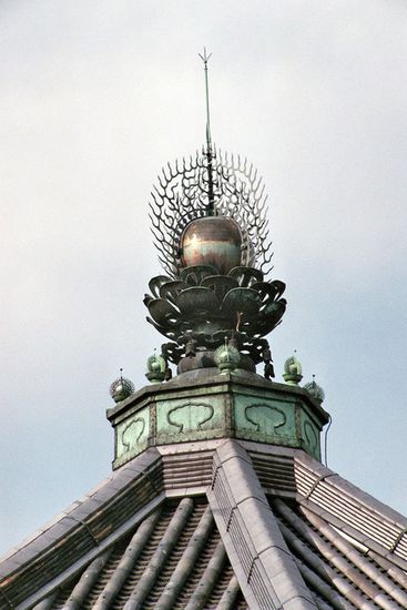 Exquisites Soren, Blitzableiter und Dachstabilisator der achteckigen westlichen Halle des Kofukuji, deren Schnitzereien aus dem 9. Jhdt. zu den japanischen Nationalschätzen gehören. Nur an wenigen Tagen öffentlich zugänglich.