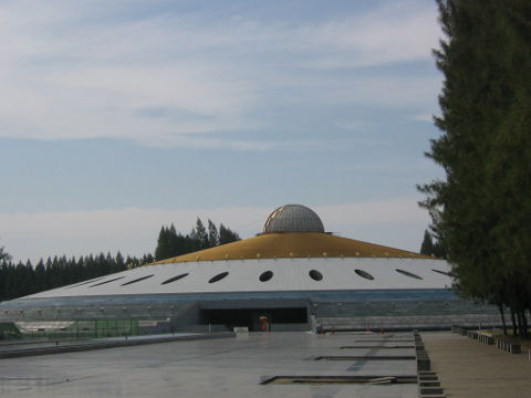 Die Haupthalle des Wat Dhammakaya. Im Gesgensatz zu anderen Thai-Tempeln nur für Mönche oder weiß-gekleidete "Pilger" am Wochenende zugänglich. Man kann seine kleine Buddhastatue gegen teueres Geld kaufen. In dieser Form einer der Hauptkritikpunkte an der Schule.