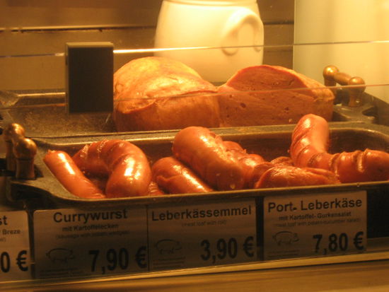 Den absoluten Hammer gab es schon vor Abflug am Münchner Flughafen: Die Leberkässemmel zu € 3,90.
(Der ex-DDRler hinter der Theke hatte auch die Frechheit zu fragen weshalb ich photographierte.)