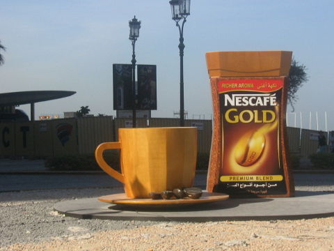 Nescafe. Die Firma scheint auch, die gesamte Trinkwasserversorgung unter Kontrolle zu haben.