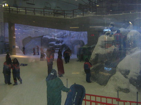 Skipiste (-4° C) im ansonsten vollkommen sterilen Einkaufszentrum "Mall of the Emirates" (eigene U-Bahn Station).
Meine Geschäftidee: Ein Glühweinstand'l im Eis, dann wären die herumtollenden Inder noch viel besser drauf ...