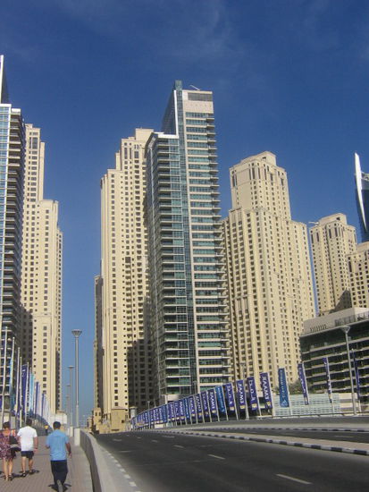 In derartigen Hotelburgen (hier: "Dubai Marina") werden die Pauschaltouristen untergebracht. Dahinter ein mäßig gepflegter Sandstrand ohne jeglichen Service oder Schatten. (Temperatur Ende Oktober gut 35°, 10 Uhr morgens.)
Was an Restaurants zu sehen war machte alles einen sehr amerikanisch-sterilen Eindruck.