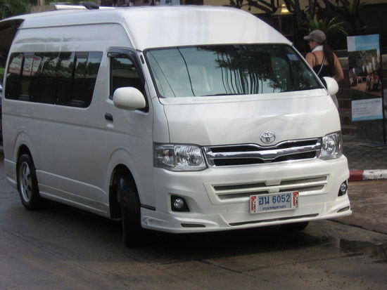 Vorbei die Zeiten als man Touristen in den berüchtigten 9sitzigen Isuzu-Minibussen, großzügig VIP-Bus genannt, durch die Gegend kutschierte. Heute fährt man in solchen Raketen, die oft Erdgasantrieb haben. An den Tankstellen müssen alle Passagiere 20 m weit weg vom Auto.