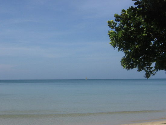 White Sands Beach, Koh Chang. Der weiße Sand hält was der Name verspricht. Leider touristisch schon sehr entdeckt. Etliche Pauschalurlauber, darunter zahlreiche Russen und Chinesen, die sich bevorzugt gegenseitig vor dem Wasser photographieren ohne schwimmen zu gehen.
