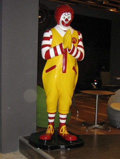 Selbst Ronald McDonald ist höflich in Thailand. Das standardisierte Produkt aber wesentlich schlechter als:
Die wohl köstlichste Nudelsuppe der Welt. Serviert für 30 Baht im Markt von Lamai, stets frisch gekocht, die Nudelsorte sucht man sich aus, die Einlage variiert täglich etwas, je nach Verfügbarkeit.